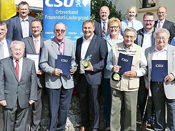 Der CSU-Ortsverband Frauendorf-Lautergrund ehrte Mitglieder für langjährige Parteizugehörigkeit. MdB Emmi Zeulner, 2. Bürgermeister Hans-Josef Stich, Oswald Krappmann, Hagel Jürgen, Tobias Dusold, Martin Zillig, MdL Jürgen Baumgärtner, Andreas Pfarrdrescher, MdEP Monika Hohlmeier, Anton Hetzel, Christina Gründel, Christian Zorn, Werner Drescher, Wolfgang Herold und Thomas Hümmer (vl.)  Foto: Gerd Klemenz