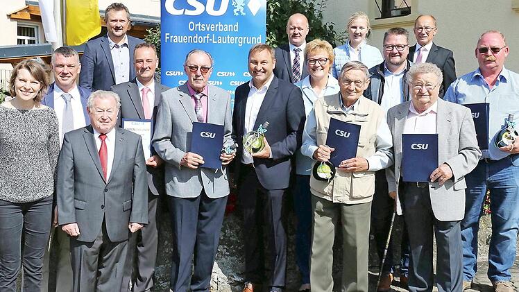 Der CSU-Ortsverband Frauendorf-Lautergrund ehrte Mitglieder für langjährige Parteizugehörigkeit. MdB Emmi Zeulner, 2. Bürgermeister Hans-Josef Stich, Oswald Krappmann, Hagel Jürgen, Tobias Dusold, Martin Zillig, MdL Jürgen Baumgärtner, Andreas Pfarrdrescher, MdEP Monika Hohlmeier, Anton Hetzel, Christina Gründel, Christian Zorn, Werner Drescher, Wolfgang Herold und Thomas Hümmer (vl.)  Foto: Gerd Klemenz