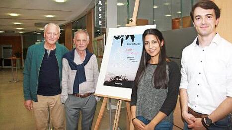 Bei der Vernissage (von links): Werner Schmid (Wiesenburg-Verlag), Klaus Schwanda, Lilian Zargartalebi und Felix Pfeffermann Foto: PR