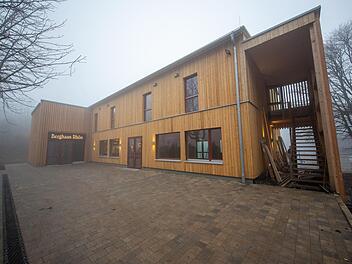 Im feinen Herbstnebel präsentiert sich hier auf dem Foto das neue Berghaus Rhön.   Foto: PR/Gerryland