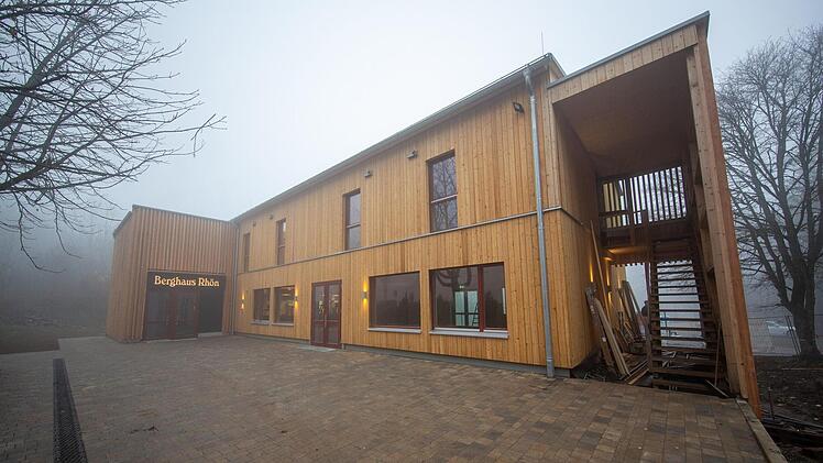 Im feinen Herbstnebel präsentiert sich hier auf dem Foto das neue Berghaus Rhön.   Foto: PR/Gerryland