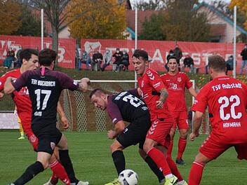 Ingo Feser (rechts, im Zweikampf mit Buchbachs Karl-Heinz Lappe), ließ mit seinem in der Nachspielzeit verwandelten Elfmeter die Aubstädter jubeln. Foto: Rudi Dümpert