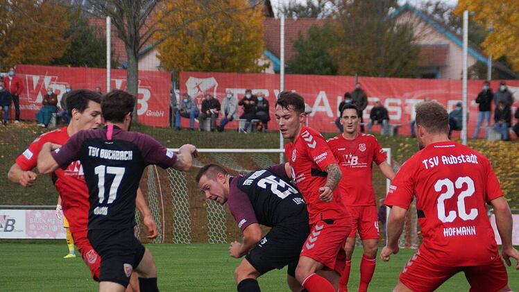 Ingo Feser (rechts, im Zweikampf mit Buchbachs Karl-Heinz Lappe), ließ mit seinem in der Nachspielzeit verwandelten Elfmeter die Aubstädter jubeln. Foto: Rudi Dümpert