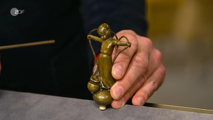 Der Klingelknauf aus Bronze in Form eines schaukelnden Mädchens von Peter Tereszcuk aus der Zeit um 1900 oder 1910 wurde auf 200 bis 250 Euro geschätzt. Jan Cizek bezahlte sogar 450 Euro.