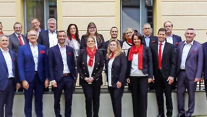 Das Foto zeigt die Jubilare mit (vordere Reihe von links): Vorstandsvorsitzenden Peter Schleich mit Vorstandsmitglied Andreas Linder und die Vorstandsmitglieder Berthold Stahl und Roberto Nernosi (1. Reihe rechts außen) sowie die Vorsitzende des P...