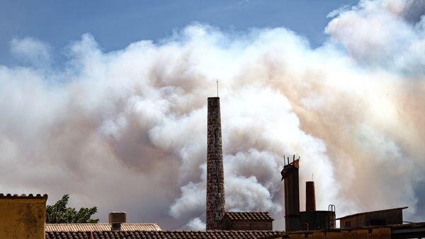 Massiver Waldbrand in beliebter Touristenregion - Menschen sollen H&auml;user nicht verlassen