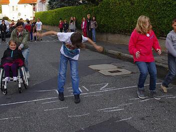 Bremsen aus vollem Lauf ist gar nicht so einfach. Das erfuhren (von links): Nadine, Lucas, Julia und Pascal.