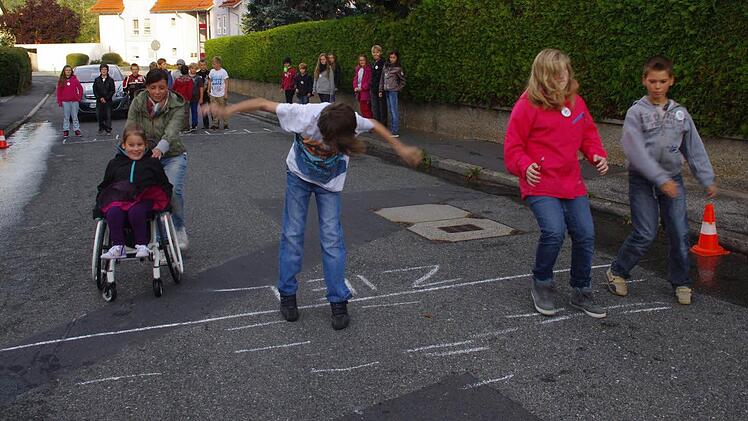 Bremsen aus vollem Lauf ist gar nicht so einfach. Das erfuhren (von links): Nadine, Lucas, Julia und Pascal.