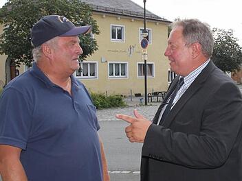 Bürgernah und bodenständig: der neue Untersteinacher Bürgermeister Volker Schmiechen (rechts) im Gespräch mit Gerhard Pöhlmann.Fotos: Stephan Tiroch