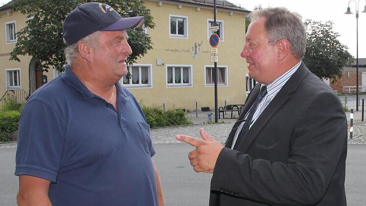 Bürgernah und bodenständig: der neue Untersteinacher Bürgermeister Volker Schmiechen (rechts) im Gespräch mit Gerhard Pöhlmann.Fotos: Stephan Tiroch