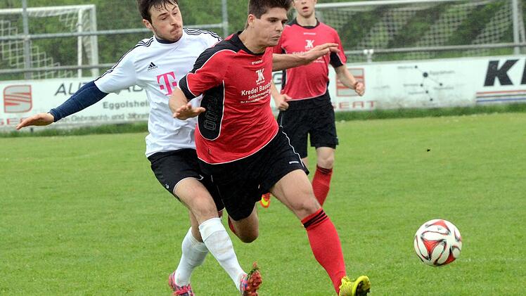 Kreisliga 1 ER/PEG: Der Niederndorfer Daniel Kirste (links) setzte in dieser Szene Eggolsheims Andreas Fechner zu und trennte seinen Kontrahenten erfolgreich vom Ball. Foto: herzopress
