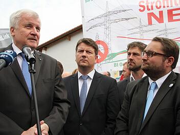 Ministerpräsident Horst Seehofer (links) spricht zu Demonstranten in Bad Brückenau. Daneben Landtagsabgeordneter Sandro Kirchner (von links), Rhönlink-Vorsitzender Jochen Vogel und Markus Stockmann von der Bürgerinitiative "Der Gegenstrom Elfershausen". Foto: Ulrike Müller