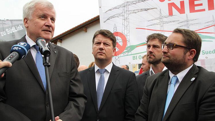 Ministerpräsident Horst Seehofer (links) spricht zu Demonstranten in Bad Brückenau. Daneben Landtagsabgeordneter Sandro Kirchner (von links), Rhönlink-Vorsitzender Jochen Vogel und Markus Stockmann von der Bürgerinitiative "Der Gegenstrom Elfershausen". Foto: Ulrike Müller