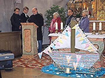 Mitglieder des Hospizvereins trugen auch die Fürbitten vor. Foto: H. Schülein