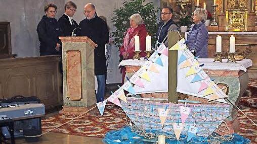 Mitglieder des Hospizvereins trugen auch die Fürbitten vor. Foto: H. Schülein