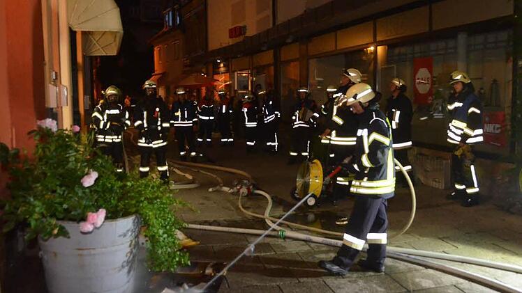 Beim dritten Einsatz innerhalb weniger Stunden musste die Feuerwehr am Mittwochabend einen Wohnungsbrand in der Badgasse löschen.  Foto: Peter Rauch
