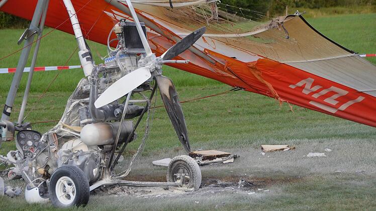 Am Flugplatz in der Au in Bad Kissingen hat sich am Montagabend ein Unfall ereignet. Ein Motor-Drachenflieger stürzte ab. Foto: Peter Rauch