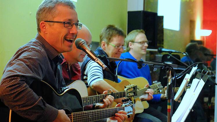 Gesungen wurden alte Schlager, Songs und Lieder aus dem Bereich der Unterhaltungsmusik aus den vergangen 50 Jahren. Vier Schulhausgitarristen "Dieter & Friends" sorgten für die musikalische Begleitung.  Foto: Gerd Schaar