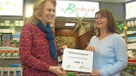 Elke Ludwig (rechts) überreichte an Claudia Roßberg 1000 Euro als Weihnachtsgabe.  Foto: Stefan Geiger