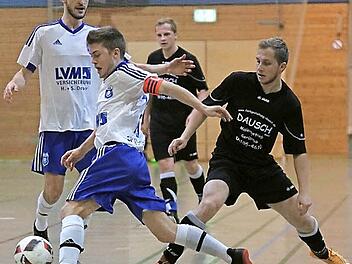 Viel Spektakel bot das Halbfinale zwischen Gastgeber SpVgg Etzelskirchen um Kapitän André Fischer und dem FC Frimmersdorf (in Schwarz). Fotos: Matthias Hofmann