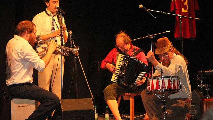 Die vier Musiker zeigten Talent und musikalisches Können besonders beim "Instrumententausch"; hier von links Johannes Sens, Simon Schorndanner, Ralf Wieland und Maximilian Eder.