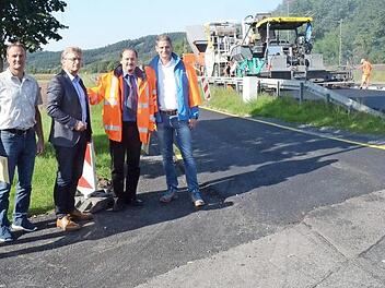 Man liegt gut im Zeitplan mit der Erneuerung der Fahrbahndecke der B 85 zwischen Neukenroth und Pressig. Vor Ort informierten sich (von links) Andreas Schorn, Oliver Rühr, Rainer Detsch, Bernd Laußmann und Jörg Dietrich (Geschäftsführer Straßen- und Asphaltbau Rennsteig GmbH, Zella- Mehlis). Foto: K.- H. Hofmann