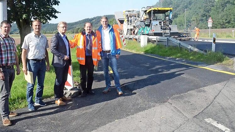 Man liegt gut im Zeitplan mit der Erneuerung der Fahrbahndecke der B 85 zwischen Neukenroth und Pressig. Vor Ort informierten sich (von links) Andreas Schorn, Oliver Rühr, Rainer Detsch, Bernd Laußmann und Jörg Dietrich (Geschäftsführer Straßen- und Asphaltbau Rennsteig GmbH, Zella- Mehlis). Foto: K.- H. Hofmann