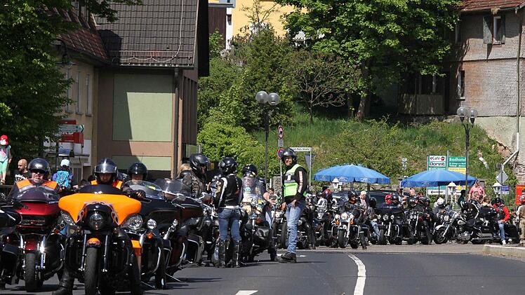 Gut 100 Maschinen formierten sich zur gemeinsamen Ausfahrt.Thomas Dill