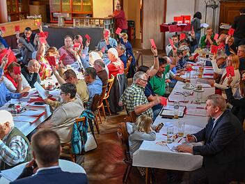 Die Landkreis-SPD sieht sich gut gerüstet für die Kommunalwahlen im nächsten Jahr: Abstimmung bei der Aufstellung der Listenkandidaten für den Kreistag.   Fotos: Ronald Rinklef