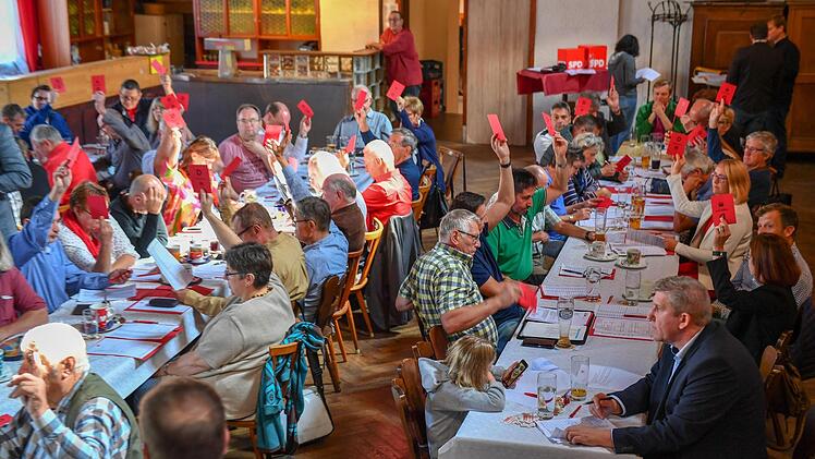 Die Landkreis-SPD sieht sich gut gerüstet für die Kommunalwahlen im nächsten Jahr: Abstimmung bei der Aufstellung der Listenkandidaten für den Kreistag.   Fotos: Ronald Rinklef