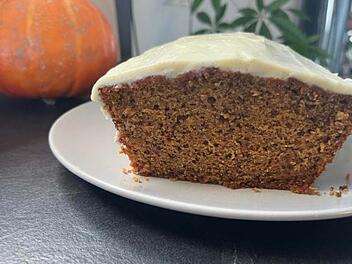 Saftiger Kürbiskuchen mit Frischkäse-Glasur