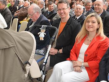 Staatssekretärin, Bamberger Stadträtin und seit 16 Monaten Mutter: Melanie Huml, im Bild mit Ehemann Markus Huml, überlegt, sich künftig nur noch auf die Landespolitik zu konzentrieren. Das Bild wurde bei der Eröffnung der Landesgartenschau aufgenommen.  Foto: Ronald Rinklef