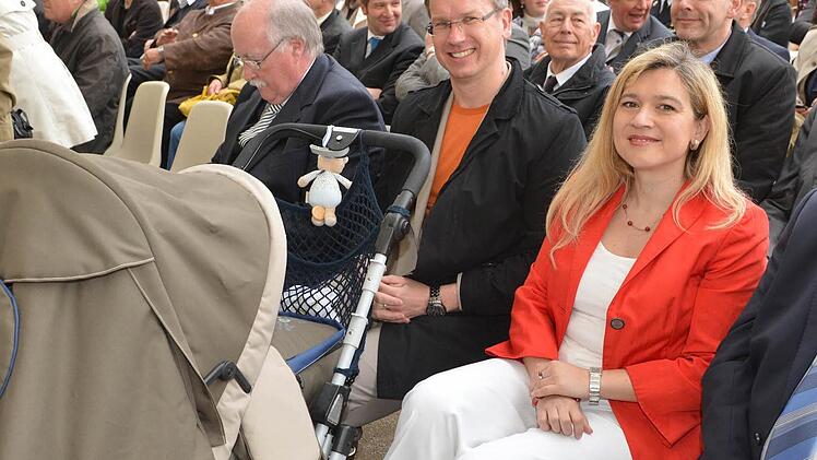 Staatssekretärin, Bamberger Stadträtin und seit 16 Monaten Mutter: Melanie Huml, im Bild mit Ehemann Markus Huml, überlegt, sich künftig nur noch auf die Landespolitik zu konzentrieren. Das Bild wurde bei der Eröffnung der Landesgartenschau aufgenommen.  Foto: Ronald Rinklef