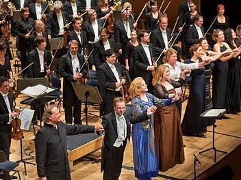 Beim "Walküre"-Schlussapplaus von links Albert Dohmen (Wotan), Dirigent Jonathan Nott, Petra Lang (Brünnhilde), Meagan Miller (Sieglinde), Klaus Florian Vogt (Siegmund) sowie einige Walküren und Orchestermusiker Foto: Michael Trippel/KKL Luzern