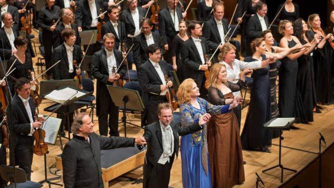 Beim "Walküre"-Schlussapplaus von links Albert Dohmen (Wotan), Dirigent Jonathan Nott, Petra Lang (Brünnhilde), Meagan Miller (Sieglinde), Klaus Florian Vogt (Siegmund) sowie einige Walküren und Orchestermusiker Foto: Michael Trippel/KKL Luzern