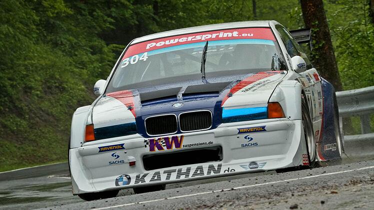 Der BMW 318iS ist technisch auf einem sehr hohen Stand. Das Zwei-Liter-Aggregat leistet gut 300 PS, das Fahrzeug wiegt gerade mal 845 Kilogramm. Dieter Rottenberger und Jörg Weidinger griffen 2013 wechselweise ins Lenkrad. Foto: Axel Weichert