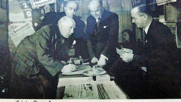 Unter dem Namen "Niermann Toto-Wetten" wurde die Annahmestelle nach dem Krieg eingerichtet. Die historische Aufnahme hängt heute noch im kleinen Laden am Markt. Foto: privat