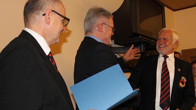 Klaus Bayersdorfer (rechts) ist seit 40 Jahren bei der DLRG Ebern und bekommt dafür Glückwünsche von Rudi Rath (Mitte) und Uwe Müller. Foto: J. Reuter