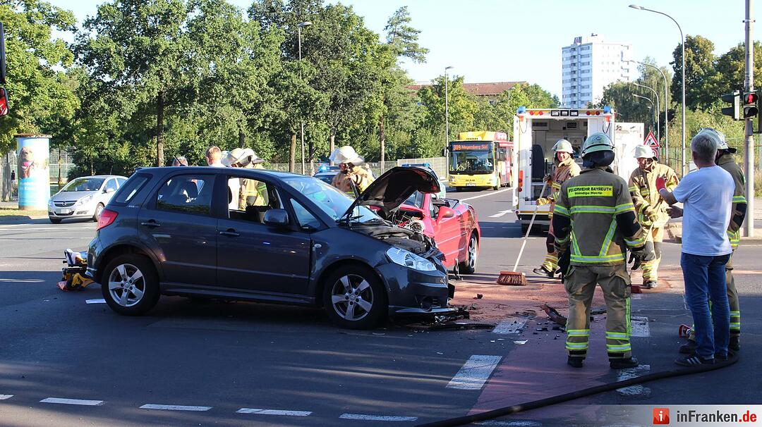 Frontalcrash zweier Pkw im Kreuzungsbereich - Beide Fahrerinnen schwer verletzt