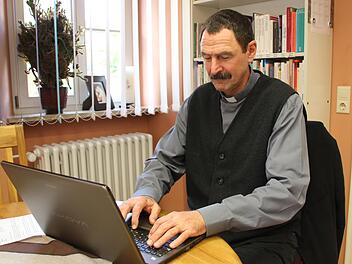 Dekan Jürgen Blechschmidt in seinem Büro im Pfarramt Rügheim.  Klaus Schmitt