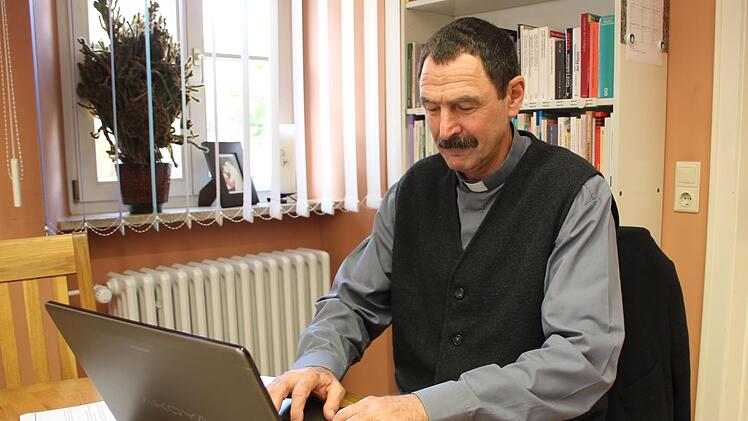 Dekan Jürgen Blechschmidt in seinem Büro im Pfarramt Rügheim.  Klaus Schmitt