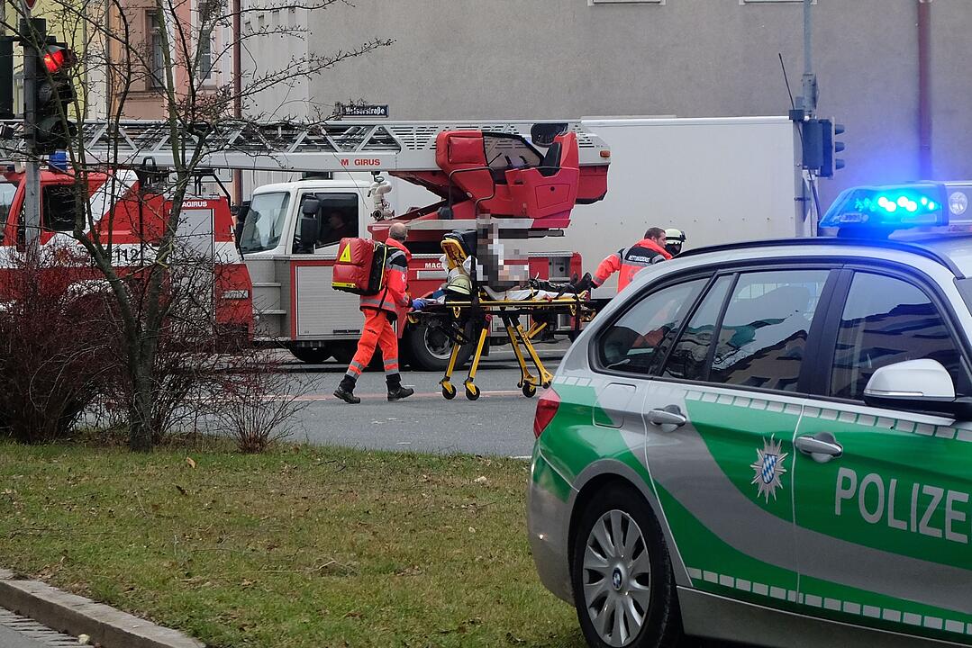 Feuerwehr rettet Mann aus brennendem Wohnhaus in Nürnberg