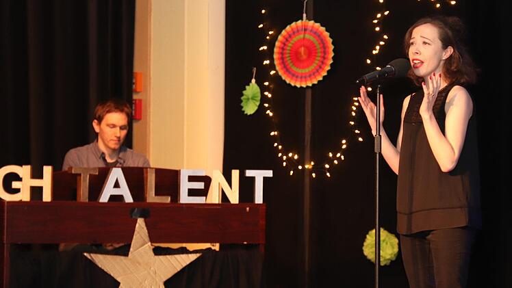 Außer Konkurrenz: Jürgen Herrler am Klavier und Astrid Hornung Gesang     Foto: Johanna Blum