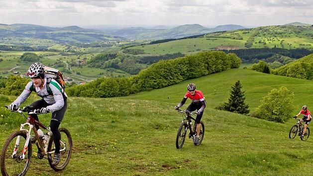 Die Rh&ouml;n mit dem Mountainbike erkunden - das lockt Sportler und Touristen.  Foto: Archiv/Anand Anders