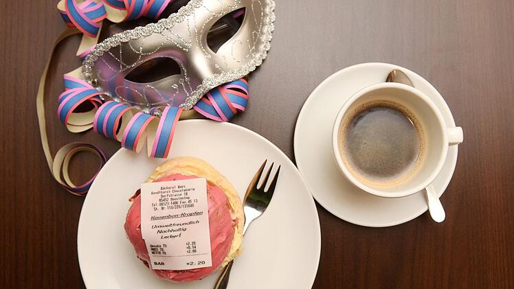 Der Kassenbon-Krapfen spart Papier und schmeckt lecker.  Foto: Tobias Hase/dpa