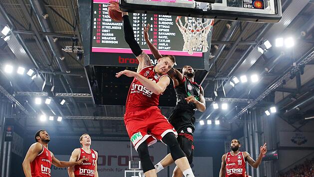 Daniel Theis bei seiner Lieblingsbesch&auml;ftigung: dem Blocken. Hier hat es den damaligen M&uuml;nchner und heutigen Brose-Spieler Bryce Taylor in der Finalserie 2015 erwischt. Foto: Daniel L&ouml;b