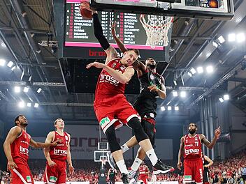 Daniel Theis bei seiner Lieblingsbeschäftigung: dem Blocken. Hier hat es den damaligen Münchner und heutigen Brose-Spieler Bryce Taylor in der Finalserie 2015 erwischt. Foto: Daniel Löb