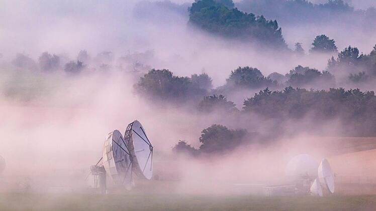 Die Fuchsstädter Erdfunkstelle im Nebel Foto: Ralf Bauer