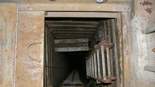 Eckental: Rentner (82) st&uuml;rzt in Versorgungsschacht - Feuerwehr eilt zur Hilfe