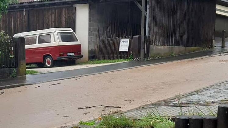 Starkregen in Hersbrucker Schweiz hält Feuerwehren auf Trab - Straßen überflutet